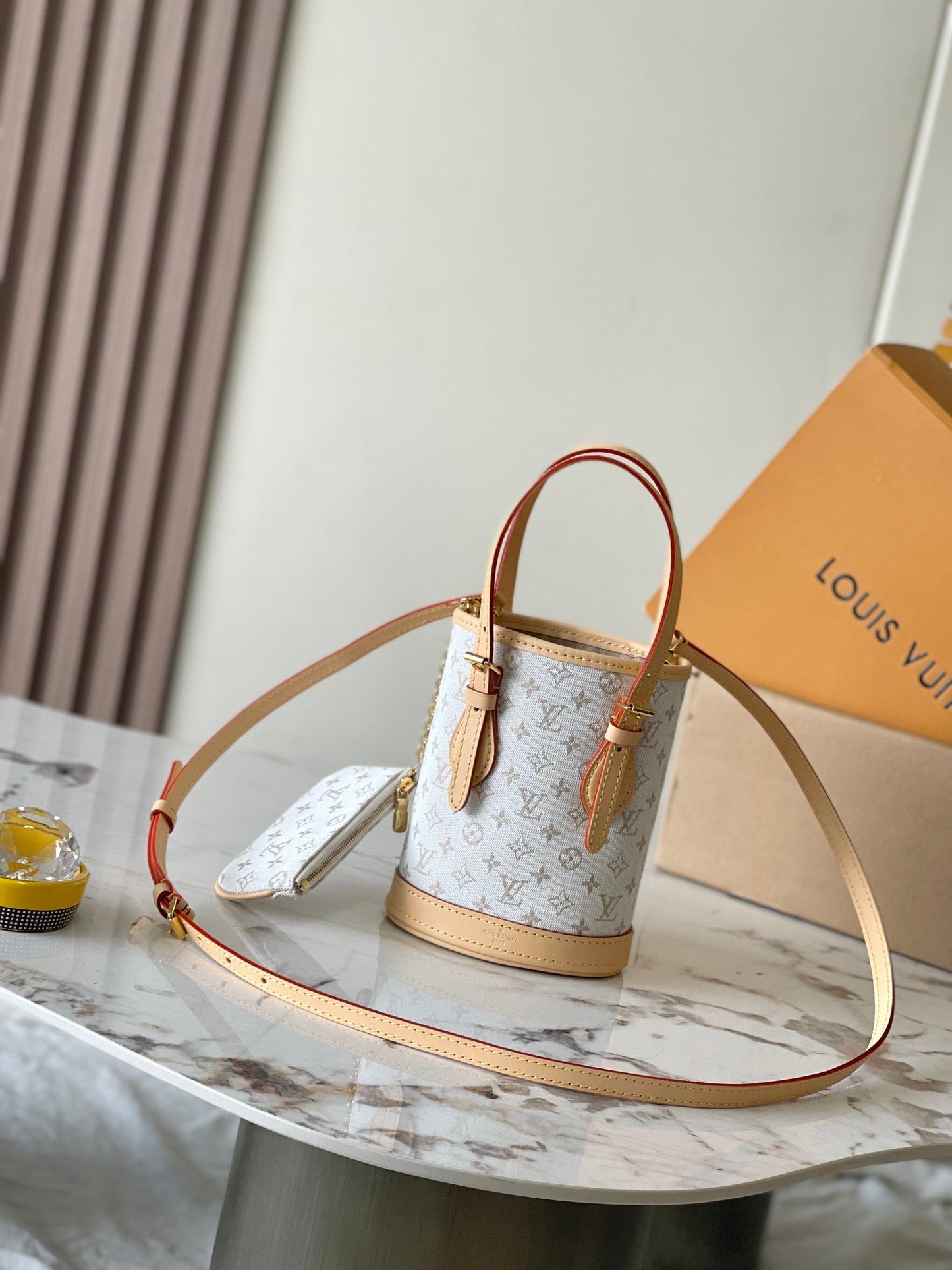 SEAU NANO 17 EN JACQUARD MONOGRAMME BLANC ET GARNITURE EN CUIR DE VEAU BEIGE