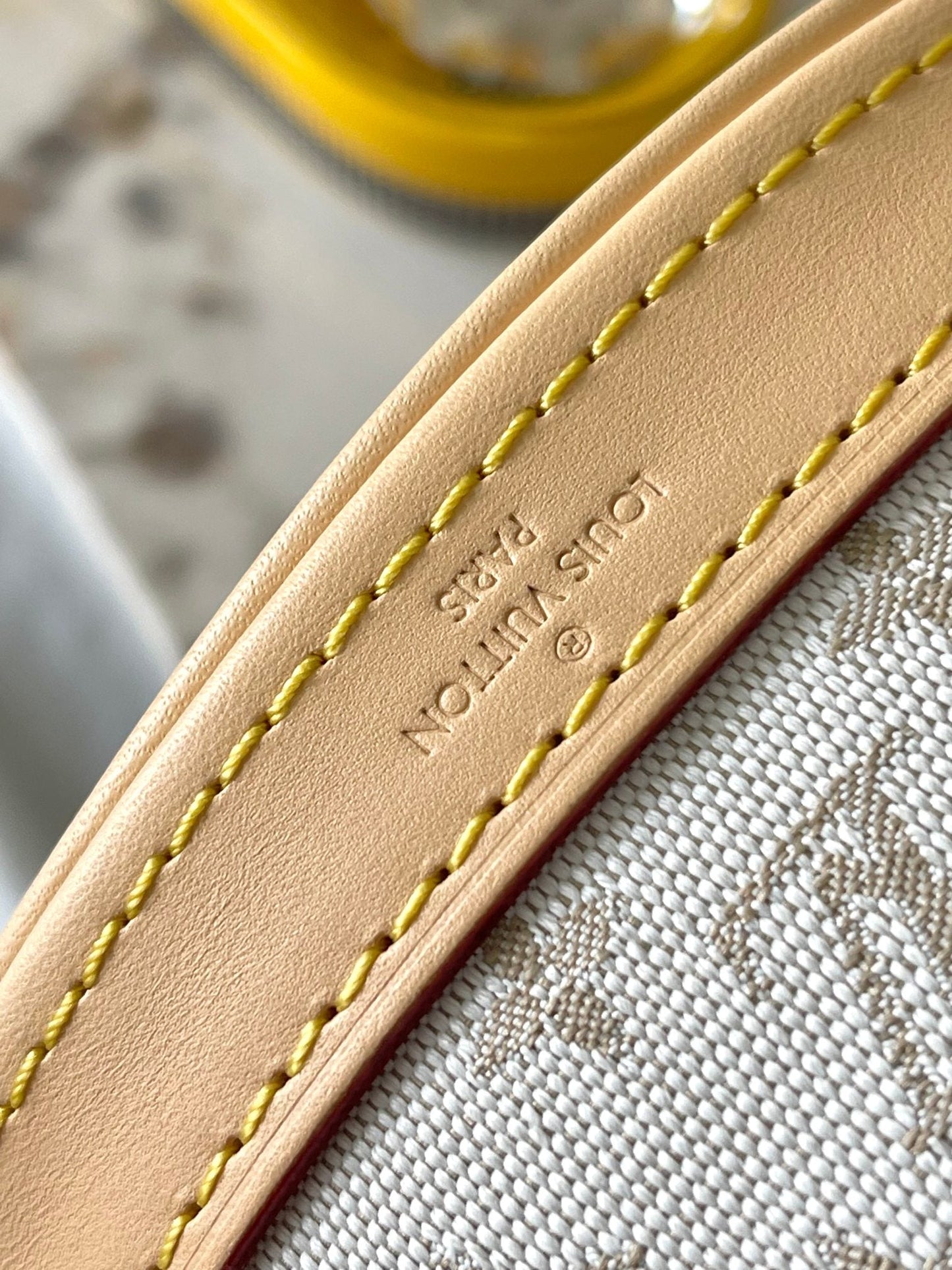 SEAU NANO 17 EN JACQUARD MONOGRAMME BLANC ET GARNITURE EN CUIR DE VEAU BEIGE