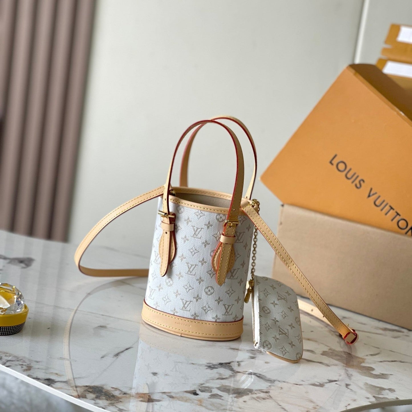 SEAU NANO 17 EN JACQUARD MONOGRAMME BLANC ET GARNITURE EN CUIR DE VEAU BEIGE