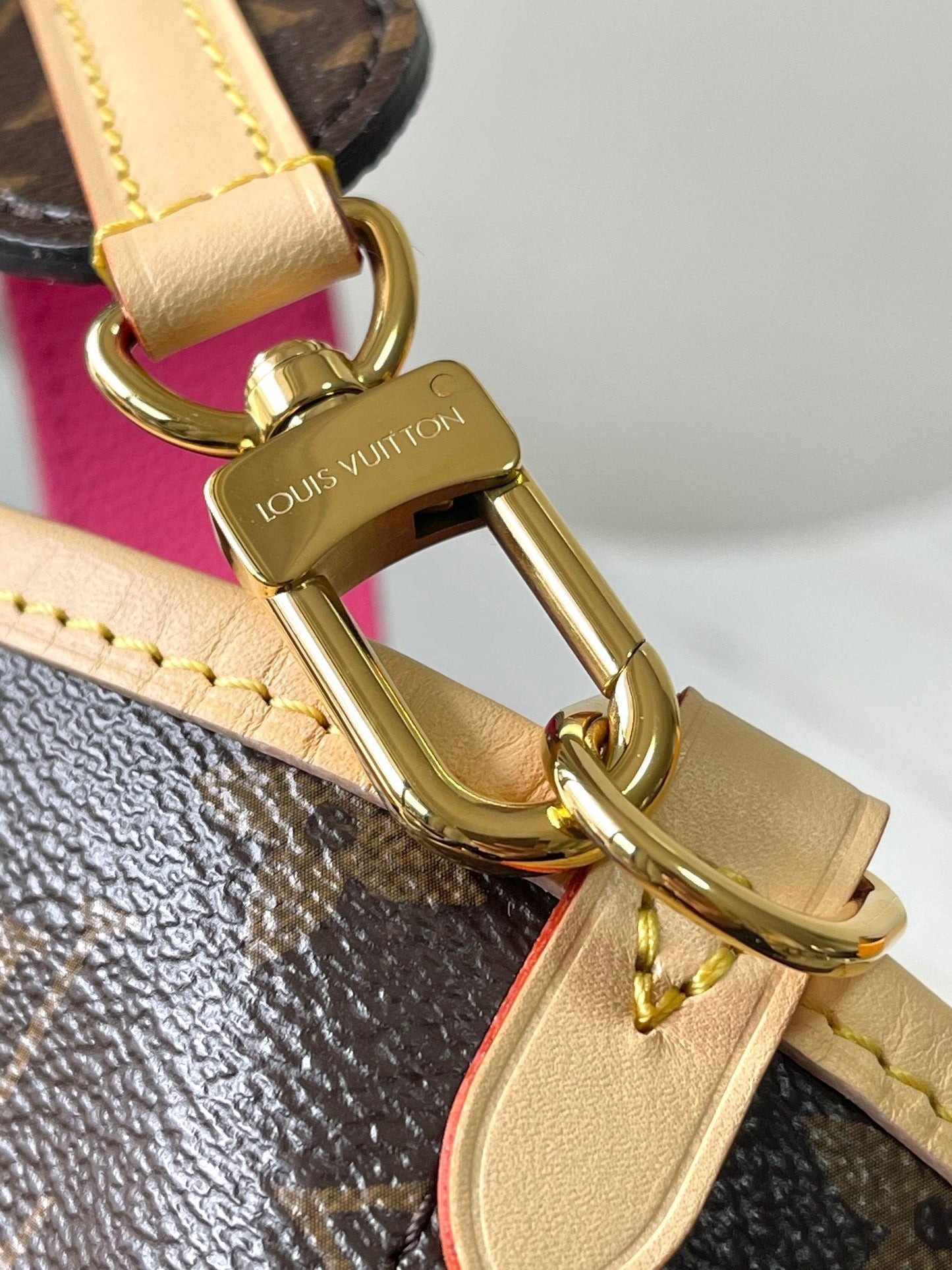 Neverfull MM 31 reversible de adentro hacia afuera rosa oscuro 