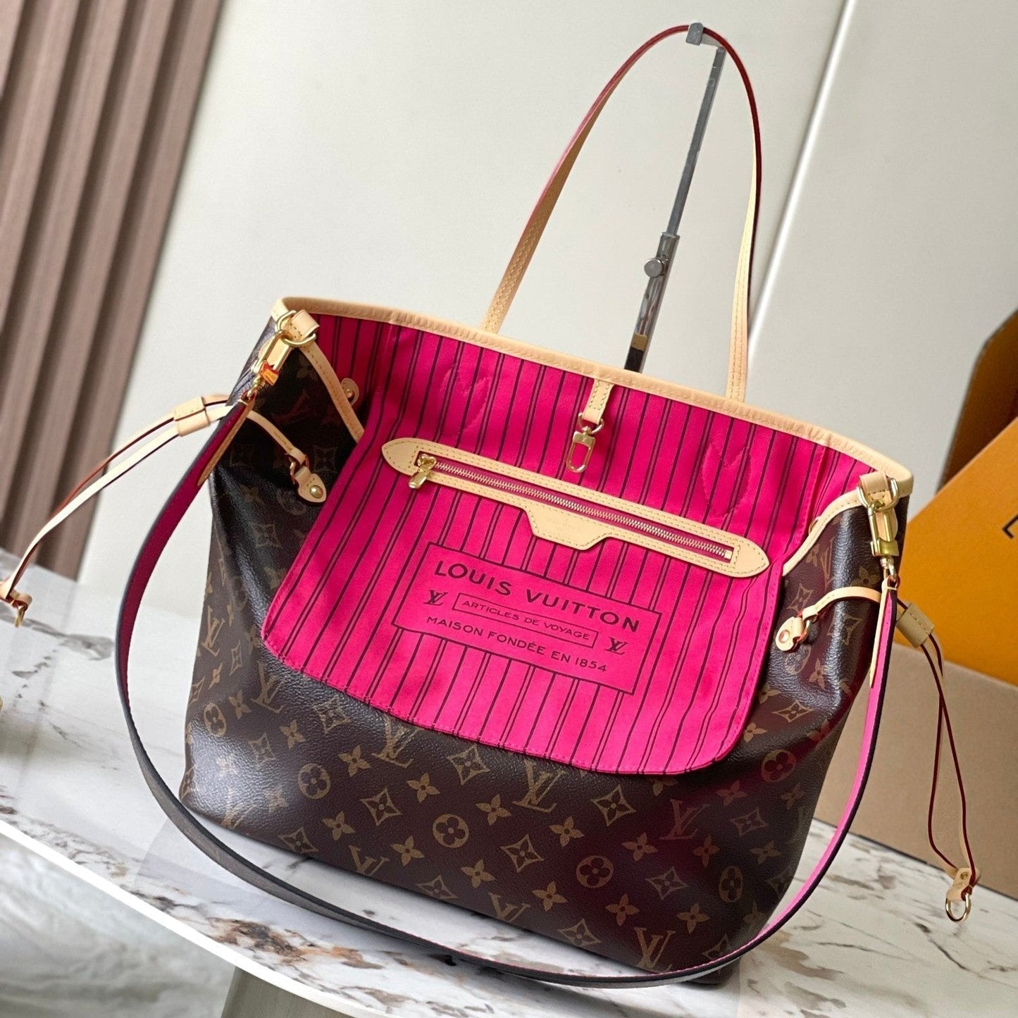 Neverfull MM 31 reversible de adentro hacia afuera rosa oscuro 