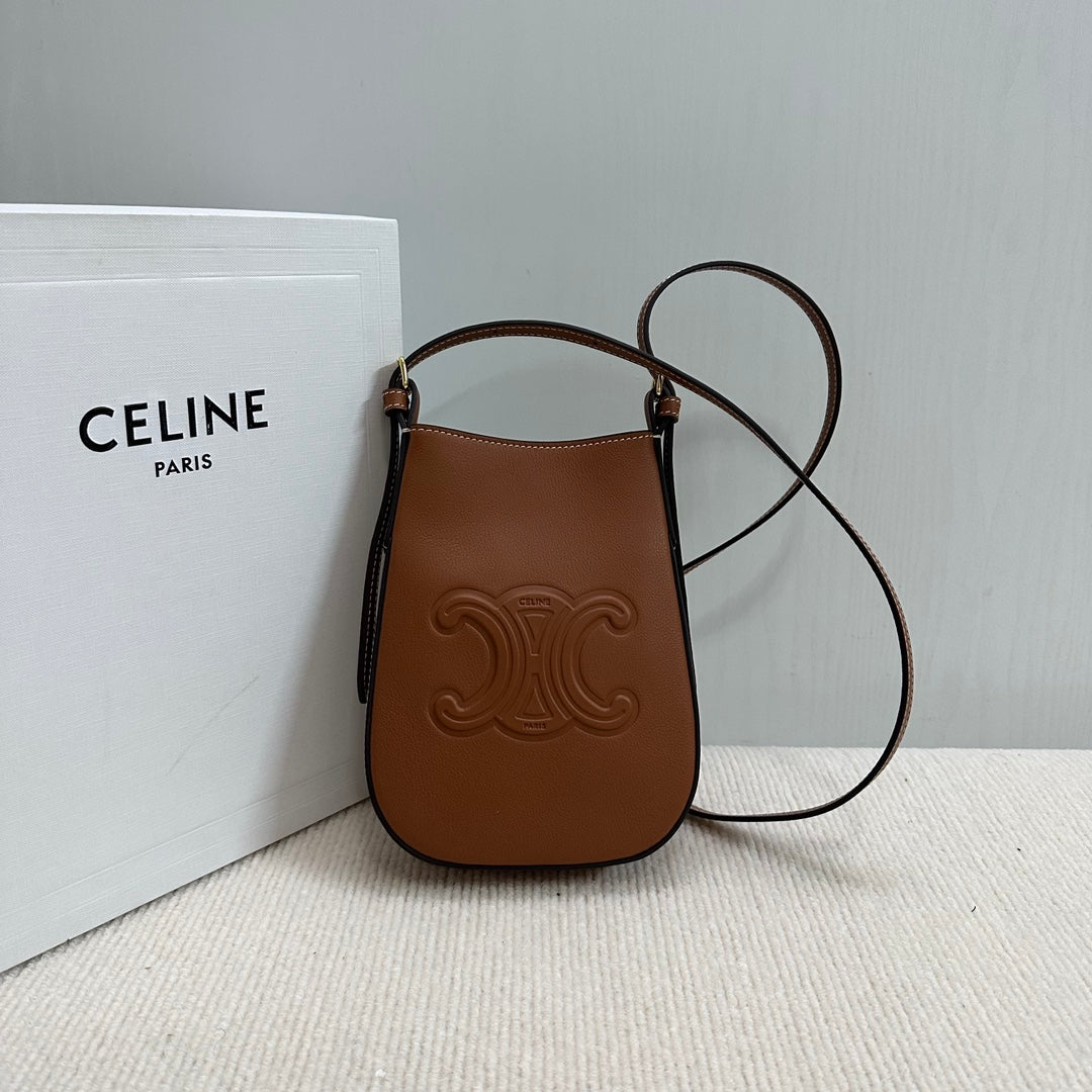 FUNDA PARA TELÉFONO HELOISE 19 EN PIEL DE BECERRO FLEXIBLE COLOR CAFÉ IRLANDÉS