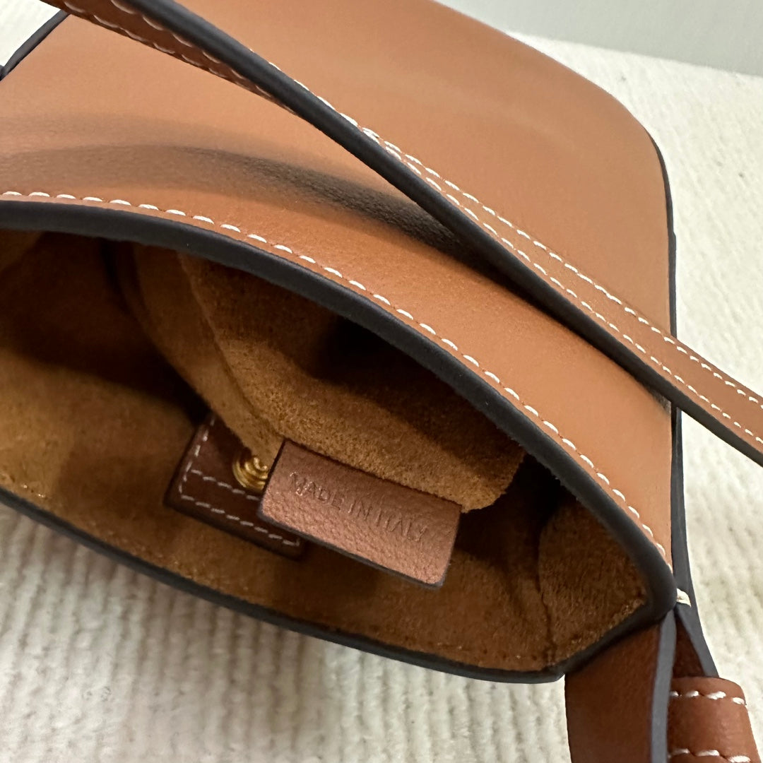 FUNDA PARA TELÉFONO HELOISE 19 EN PIEL DE BECERRO FLEXIBLE COLOR CAFÉ IRLANDÉS