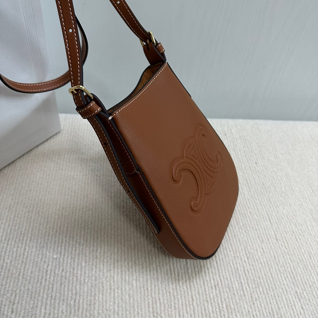FUNDA PARA TELÉFONO HELOISE 19 EN PIEL DE BECERRO FLEXIBLE COLOR CAFÉ IRLANDÉS