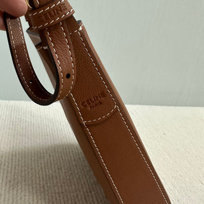 FUNDA PARA TELÉFONO HELOISE 19 EN PIEL DE BECERRO FLEXIBLE COLOR CAFÉ IRLANDÉS
