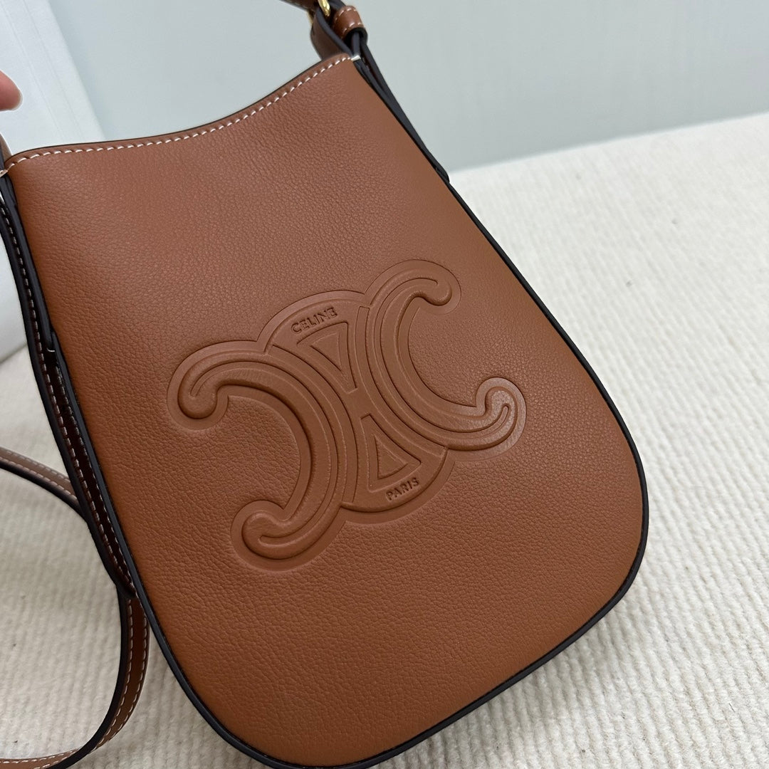 FUNDA PARA TELÉFONO HELOISE 19 EN PIEL DE BECERRO FLEXIBLE COLOR CAFÉ IRLANDÉS
