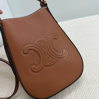 FUNDA PARA TELÉFONO HELOISE 19 EN PIEL DE BECERRO FLEXIBLE COLOR CAFÉ IRLANDÉS