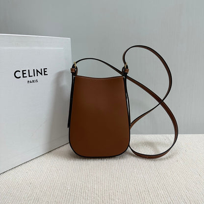 FUNDA PARA TELÉFONO HELOISE 19 EN PIEL DE BECERRO FLEXIBLE COLOR CAFÉ IRLANDÉS