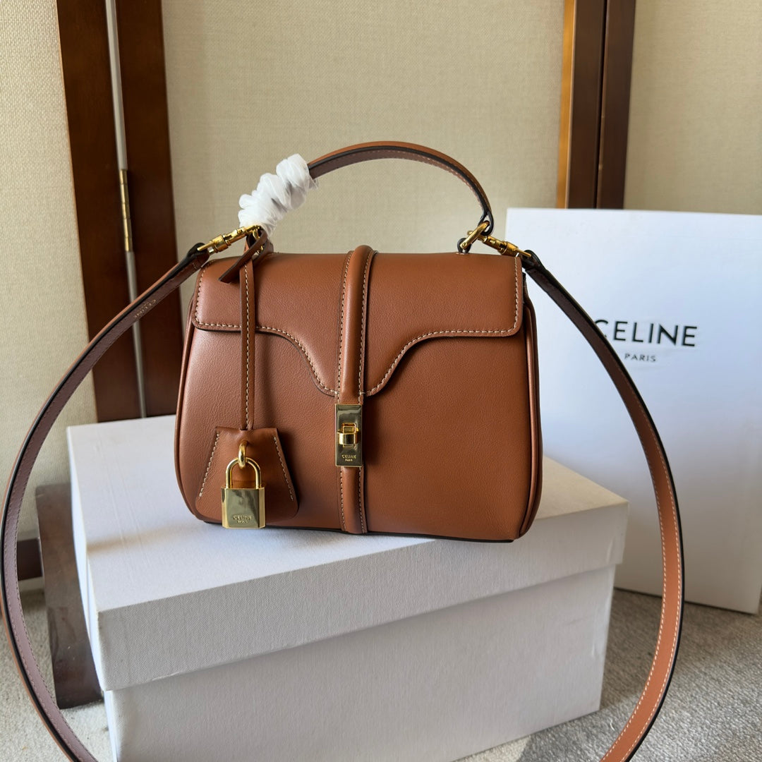 BOLSO CLASSIQUE 17 EN PIEL DE BECERRO MARRÓN NUEZ MOSCADA CON HERRAJES DORADOS