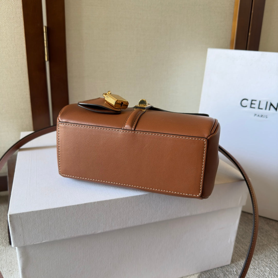 BOLSO CLASSIQUE 17 EN PIEL DE BECERRO MARRÓN NUEZ MOSCADA CON HERRAJES DORADOS
