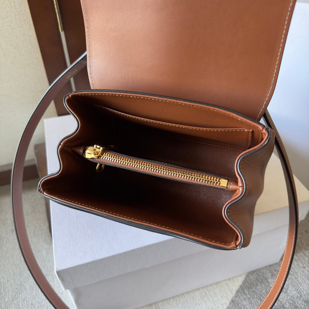 BOLSO CLASSIQUE 17 EN PIEL DE BECERRO MARRÓN NUEZ MOSCADA CON HERRAJES DORADOS