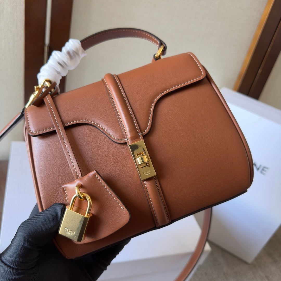 BOLSO CLASSIQUE 17 EN PIEL DE BECERRO MARRÓN NUEZ MOSCADA CON HERRAJES DORADOS