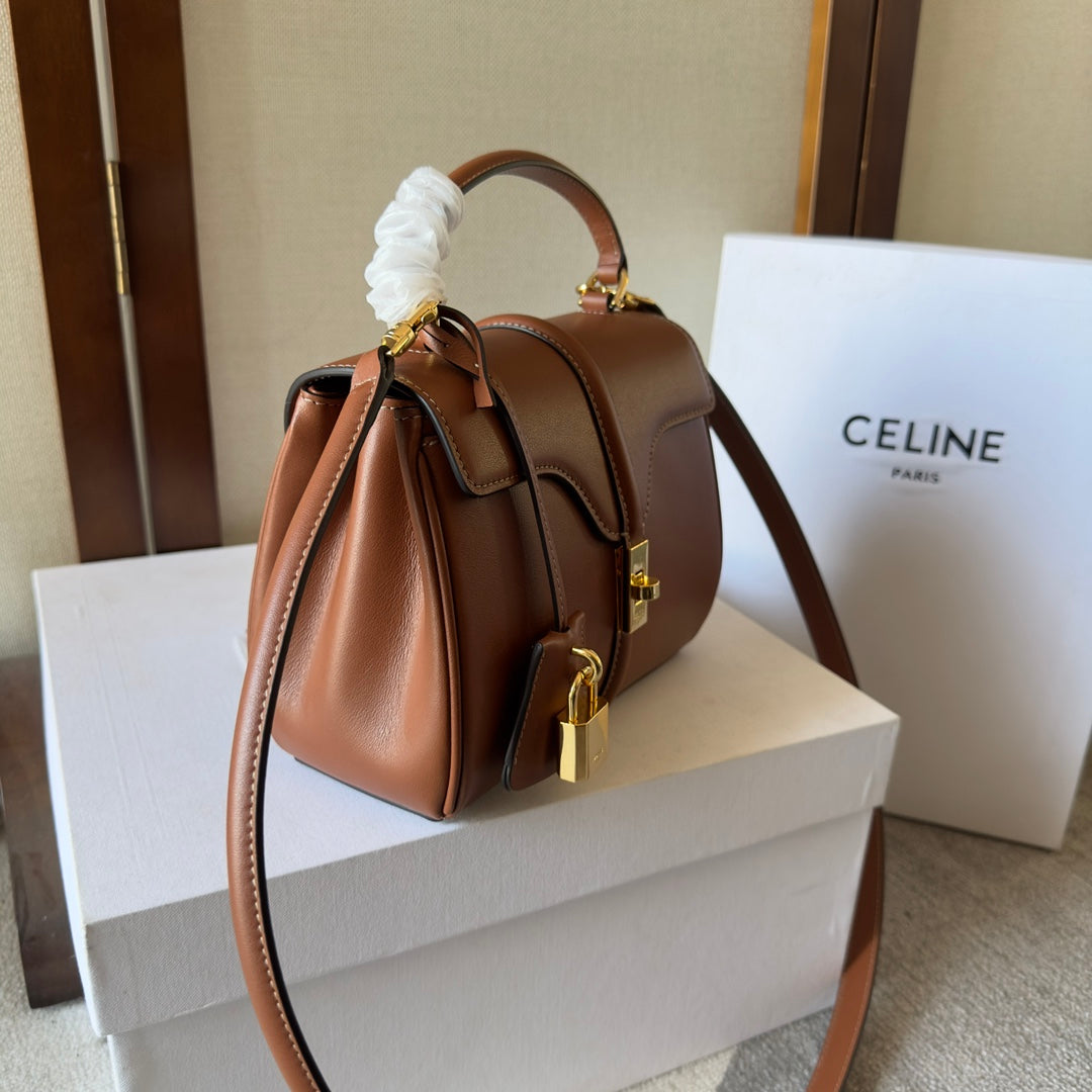 BOLSO CLASSIQUE 17 EN PIEL DE BECERRO MARRÓN NUEZ MOSCADA CON HERRAJES DORADOS