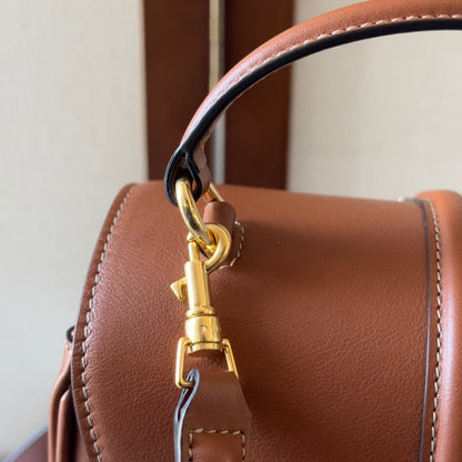BOLSO CLASSIQUE 17 EN PIEL DE BECERRO MARRÓN NUEZ MOSCADA CON HERRAJES DORADOS