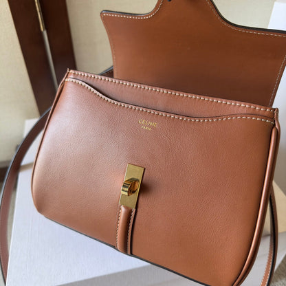 BOLSO CLASSIQUE 17 EN PIEL DE BECERRO MARRÓN NUEZ MOSCADA CON HERRAJES DORADOS