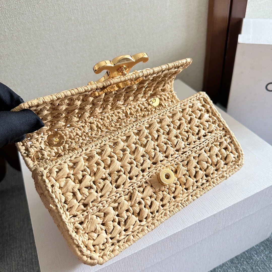 TRIOMPHE 20 EN RAFIA BEIGE CON HERRAJES DORADOS
