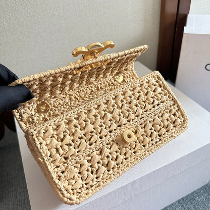 TRIOMPHE 20 EN RAFIA BEIGE CON HERRAJES DORADOS