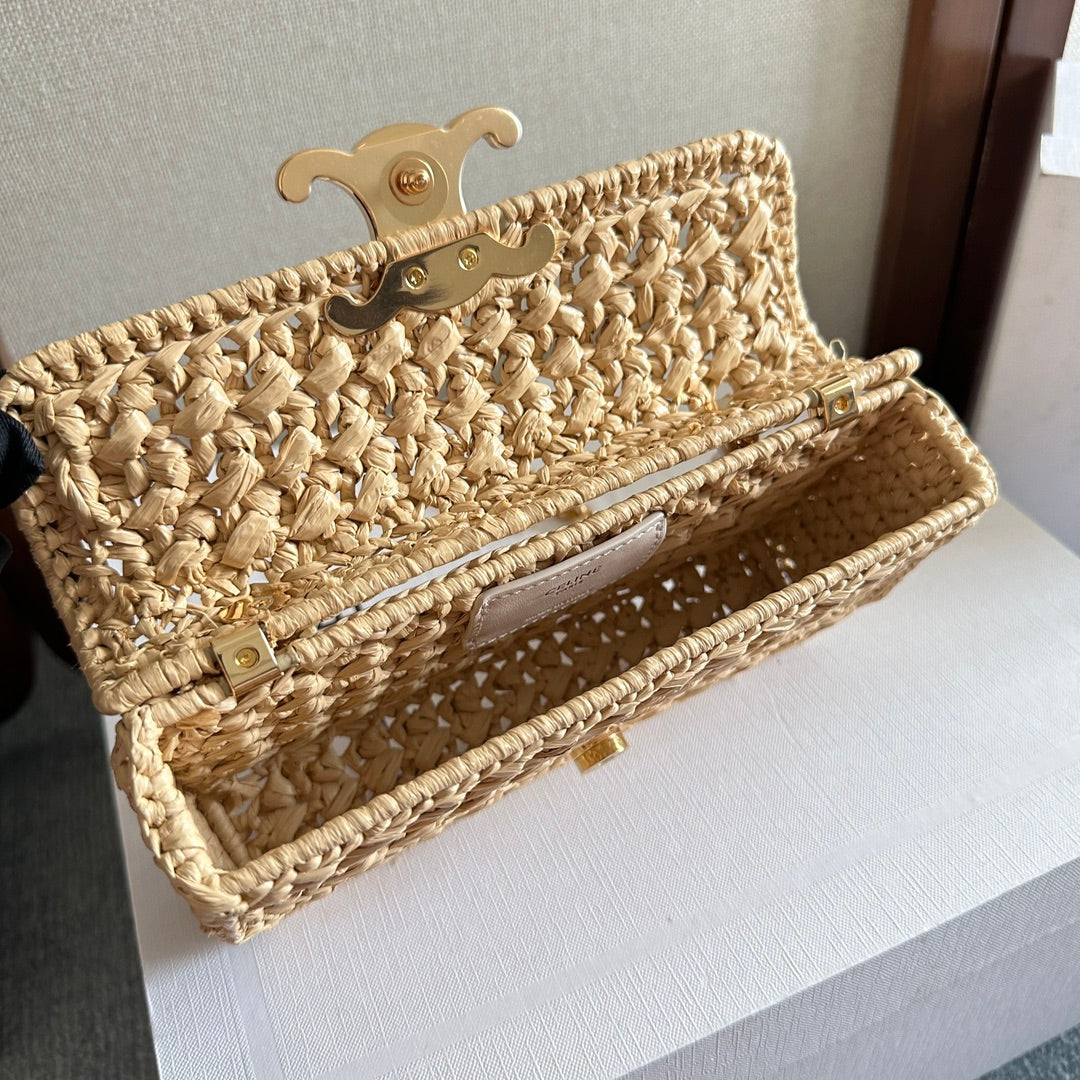 TRIOMPHE 20 EN RAFIA BEIGE CON HERRAJES DORADOS