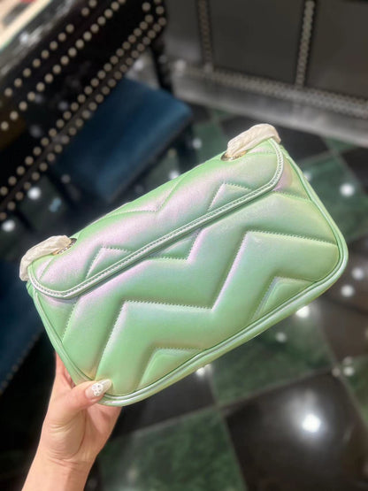 BOLSO DE HOMBRO MEDIANO GG MARMONT 26 PIEL DE BECERRO IRIDISCENTE VERDE