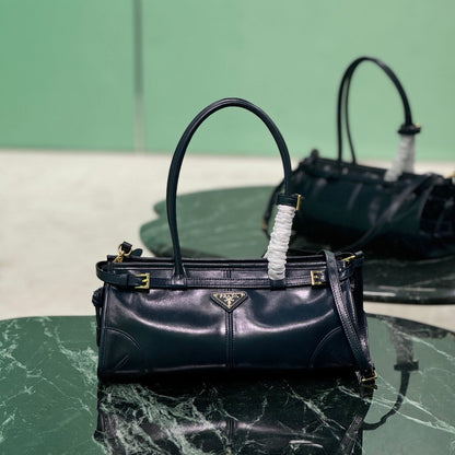 BOLSO DE MANO 32 EN PIEL DE CORDERO SUAVE NEGRA
