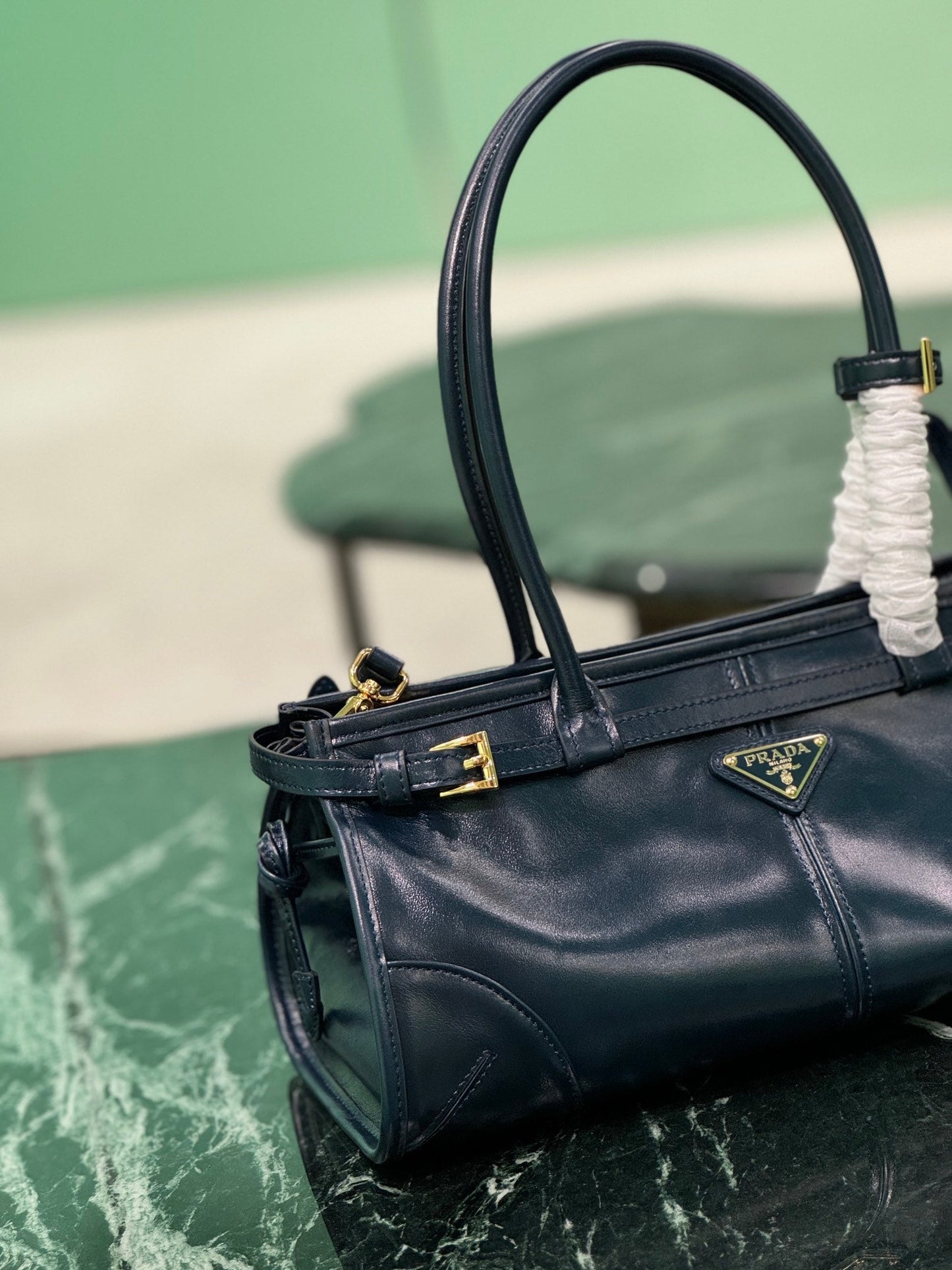 BOLSO DE MANO 32 EN PIEL DE CORDERO SUAVE NEGRA