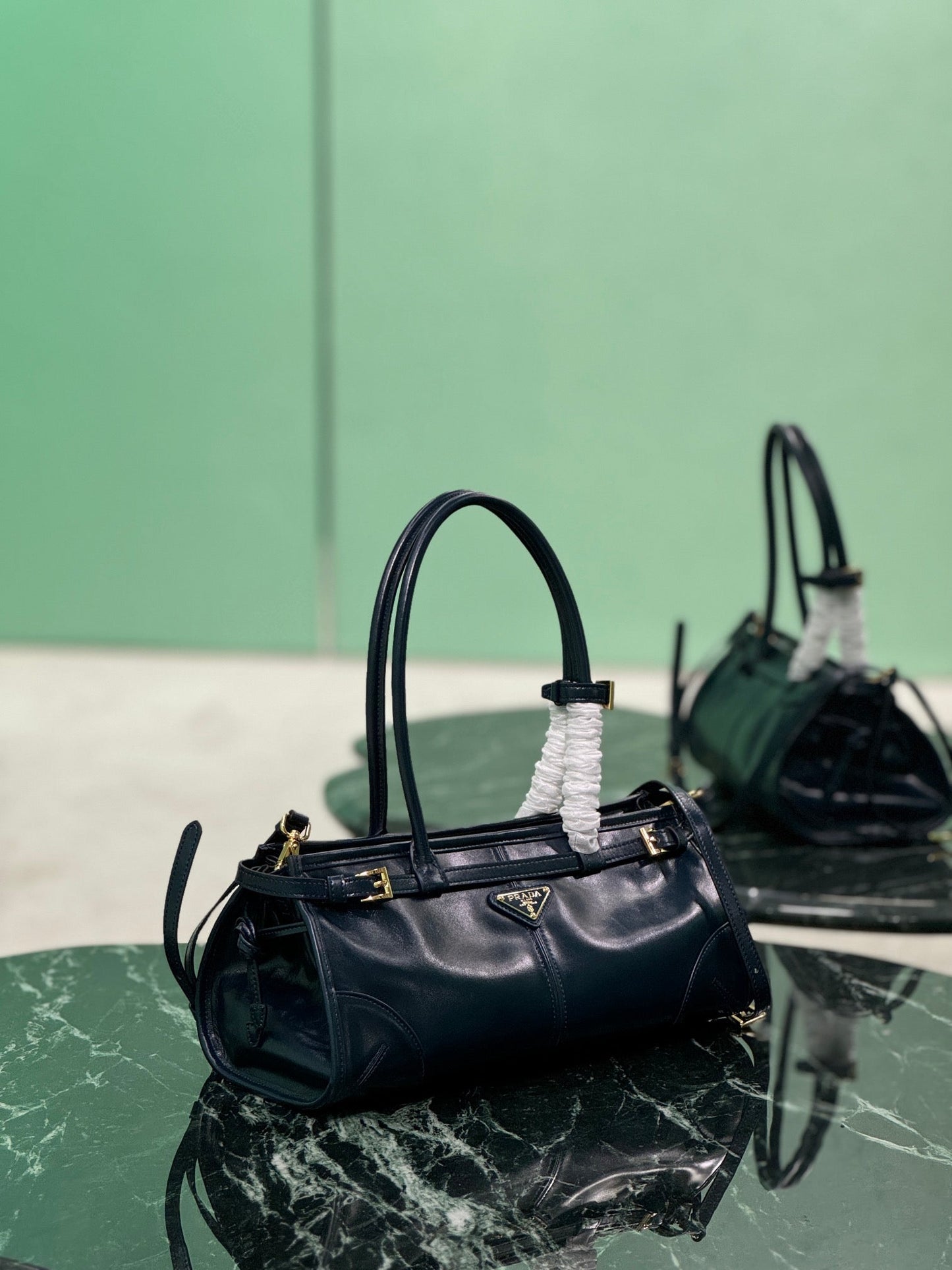 BOLSO DE MANO 32 EN PIEL DE CORDERO SUAVE NEGRA