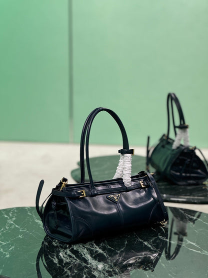 BOLSO DE MANO 32 EN PIEL DE CORDERO SUAVE NEGRA