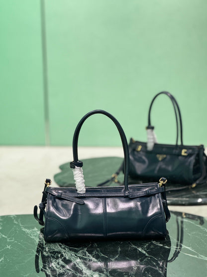 BOLSO DE MANO 32 EN PIEL DE CORDERO SUAVE NEGRA