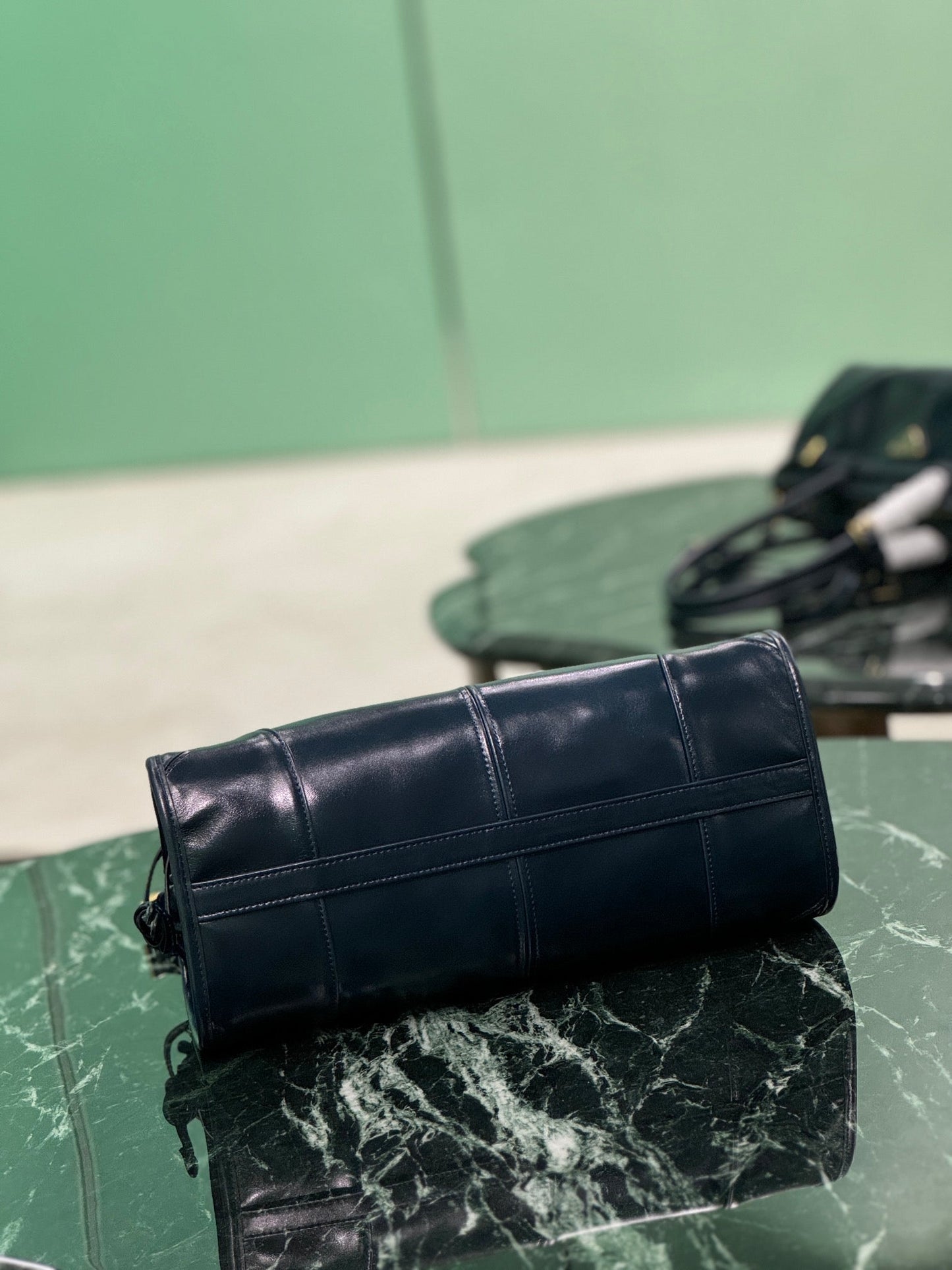 BOLSO DE MANO 32 EN PIEL DE CORDERO SUAVE NEGRA