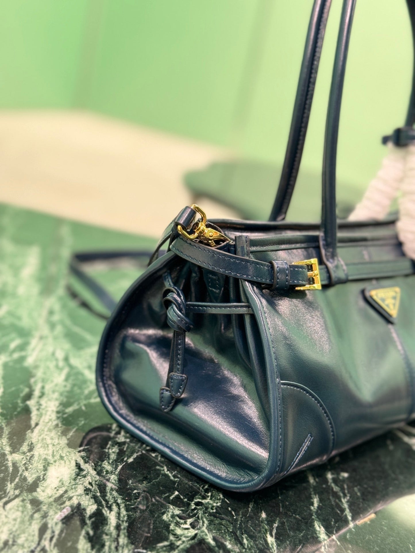 BOLSO DE MANO 32 EN PIEL DE CORDERO SUAVE NEGRA