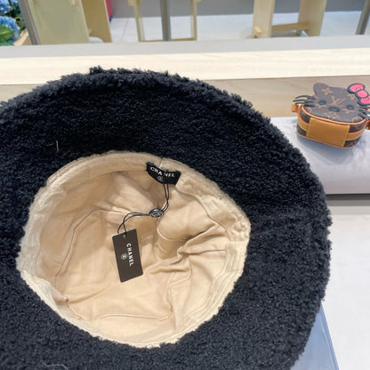 SOMBRERO DE PESCA EN MEZCLA NEGRA Y LANA DE CORDERO BLANCA 431621 