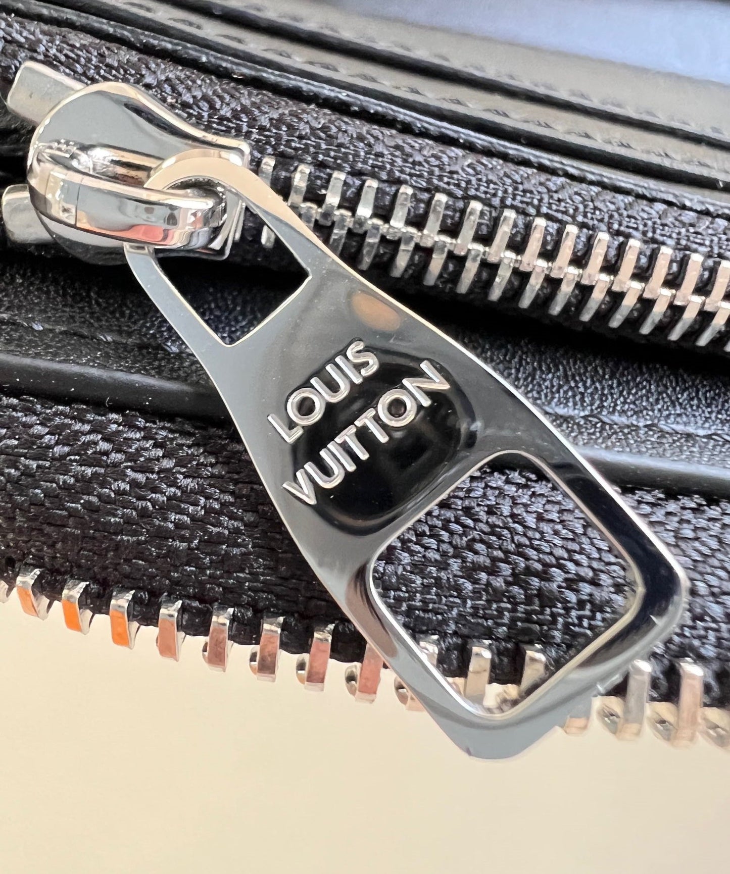 CARTERA VERTICAL ZIPPY 20CM PIEL DE BECERRO NEGRA