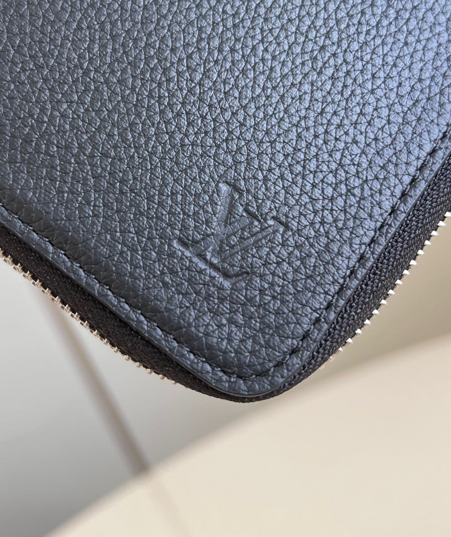 CARTERA VERTICAL ZIPPY 20CM PIEL DE BECERRO NEGRA