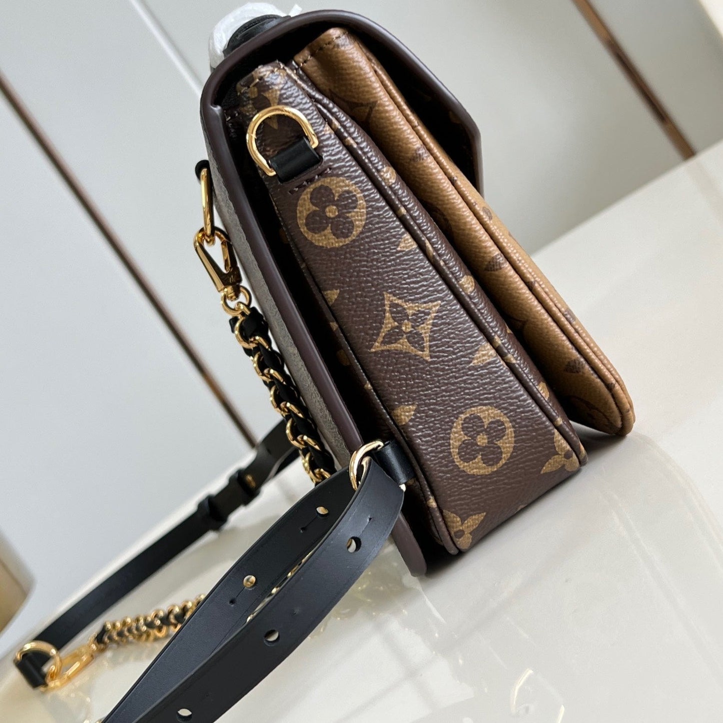 POCHETTE M¨¦TIS 20 EN LONA CON MONOGRAMA MARRÓN Y MONOGRAMA EN REVERSO Y HEBILLA DORADA