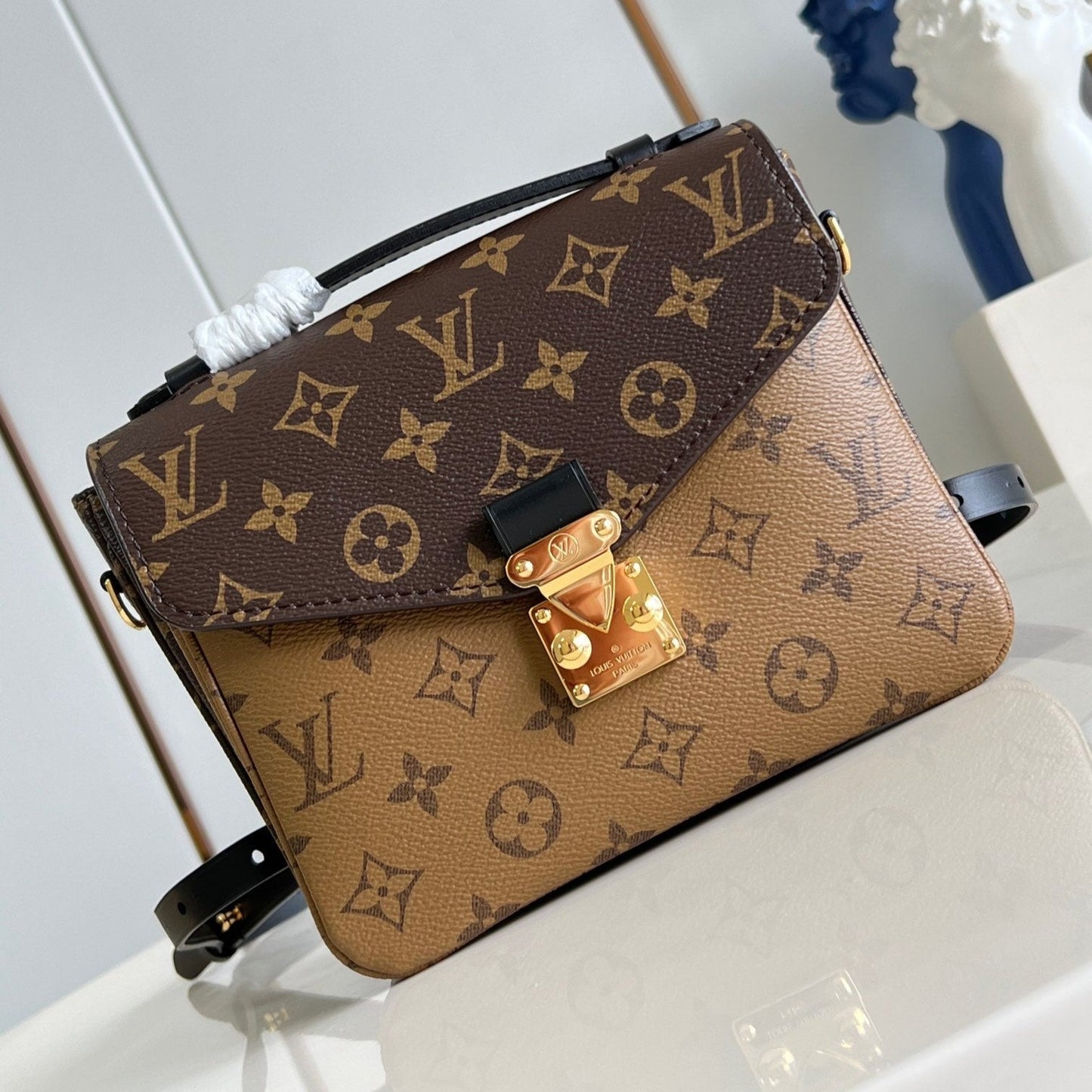 POCHETTE M¨¦TIS 20 EN LONA CON MONOGRAMA MARRÓN Y MONOGRAMA EN REVERSO Y HEBILLA DORADA