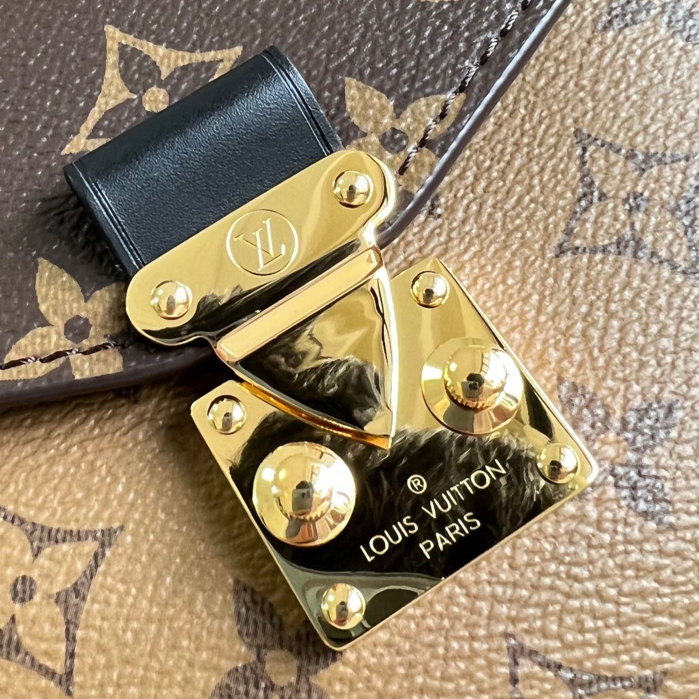 POCHETTE M¨¦TIS 20 EN LONA CON MONOGRAMA MARRÓN Y MONOGRAMA EN REVERSO Y HEBILLA DORADA