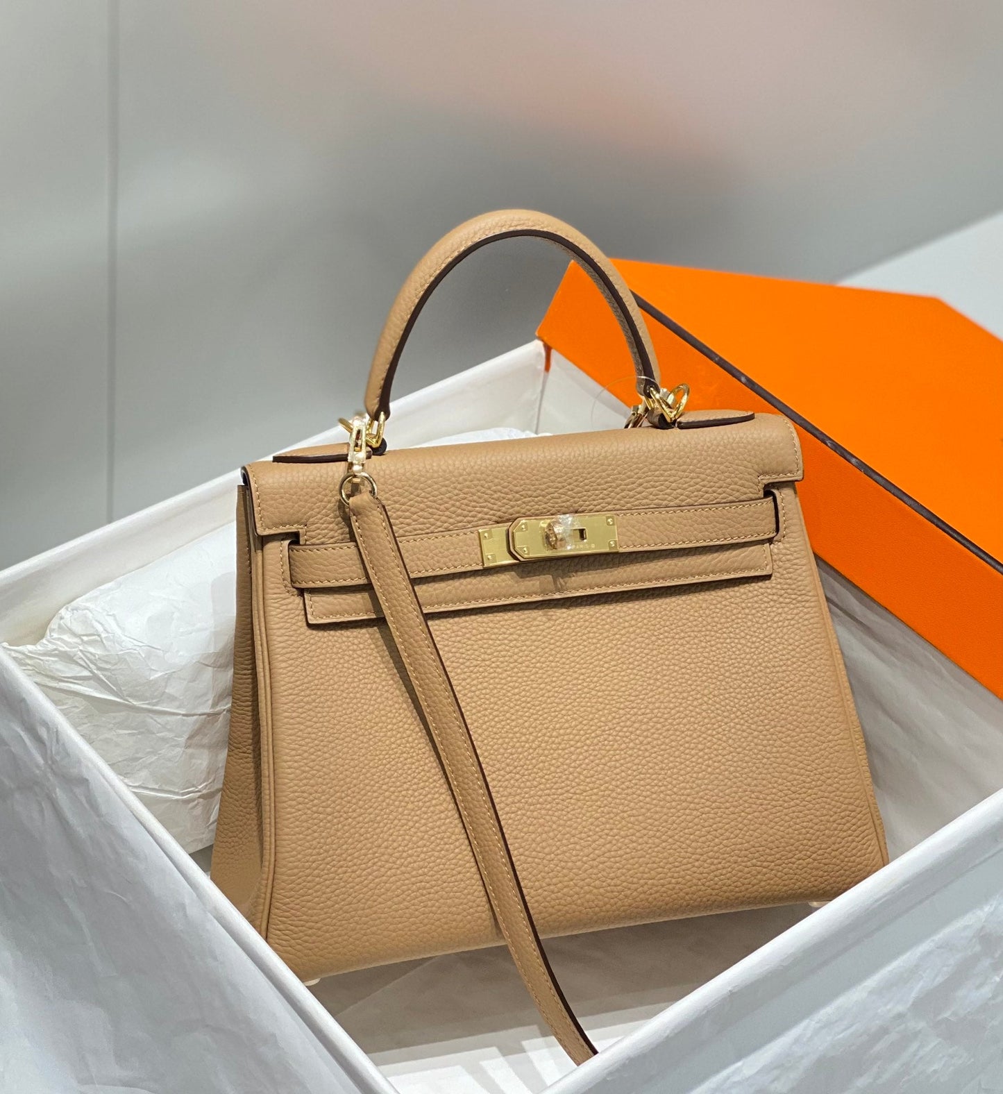 HM KELLY 28 CM BEIGE TOGO HARDWARE DORADO