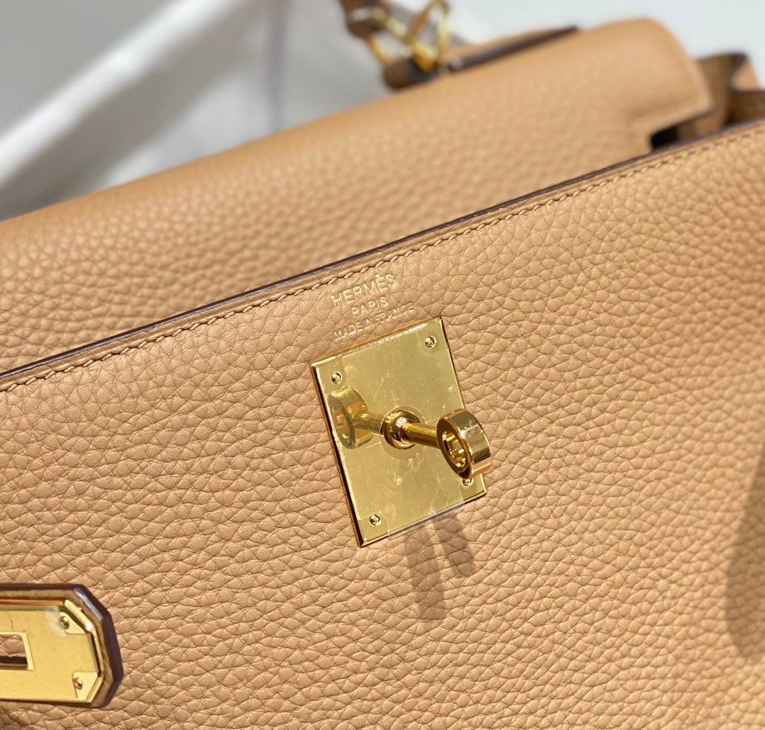 HM KELLY 28 CM BEIGE TOGO HARDWARE DORADO
