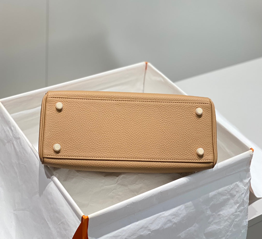 HM KELLY 28 CM BEIGE TOGO HARDWARE DORADO