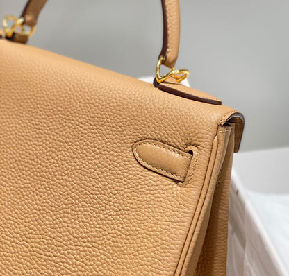 HM KELLY 28 CM BEIGE TOGO HARDWARE DORADO