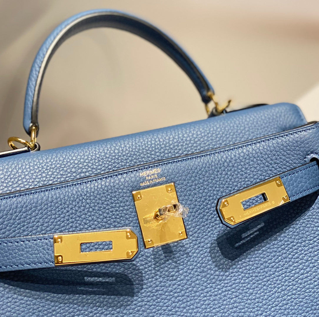 HM KELLY 28 CM AZUL TOGO HARDWARE DORADO