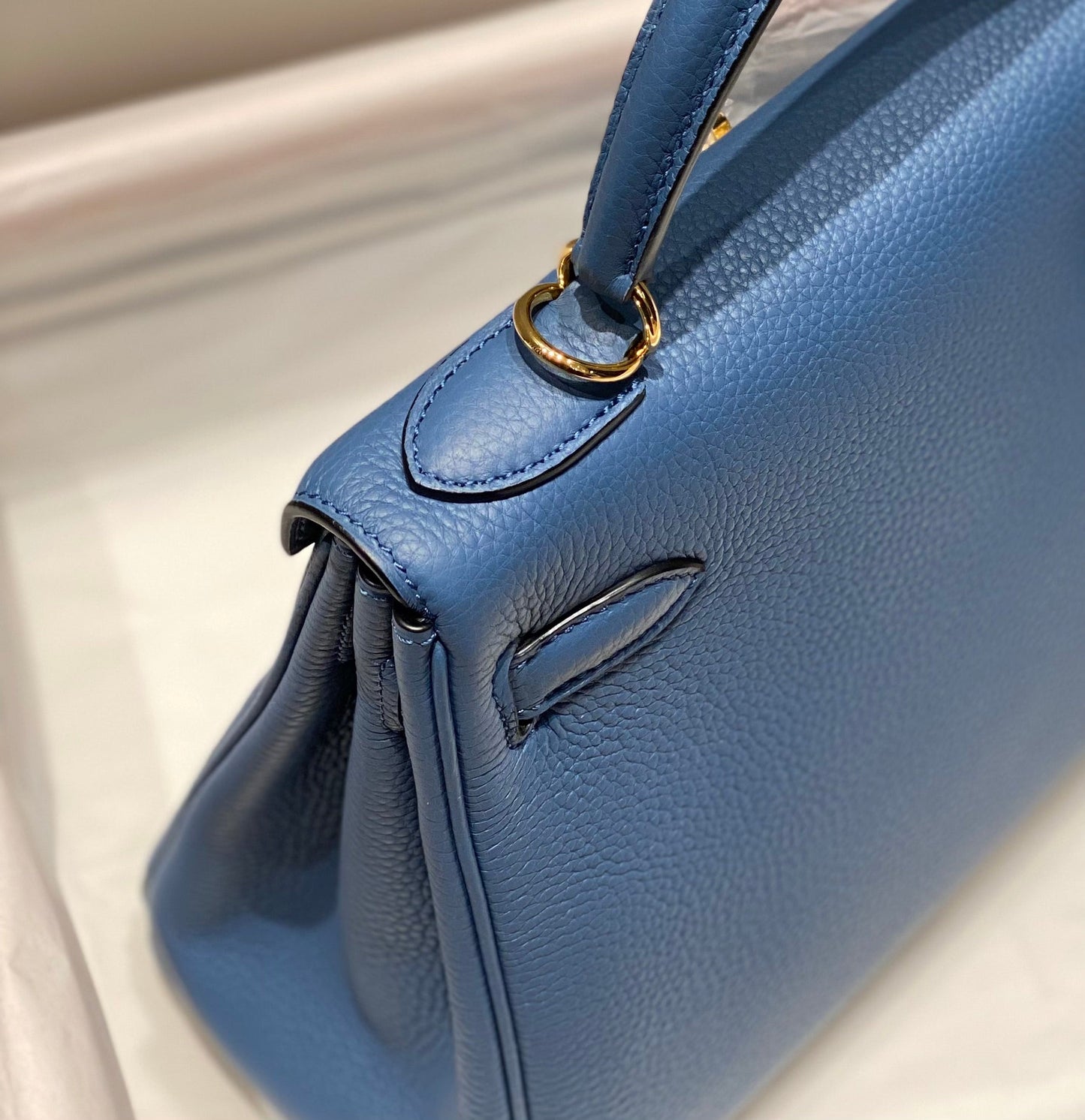 HM KELLY 28 CM AZUL TOGO HARDWARE DORADO