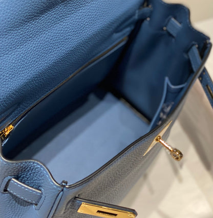 HM KELLY 28 CM AZUL TOGO HARDWARE DORADO