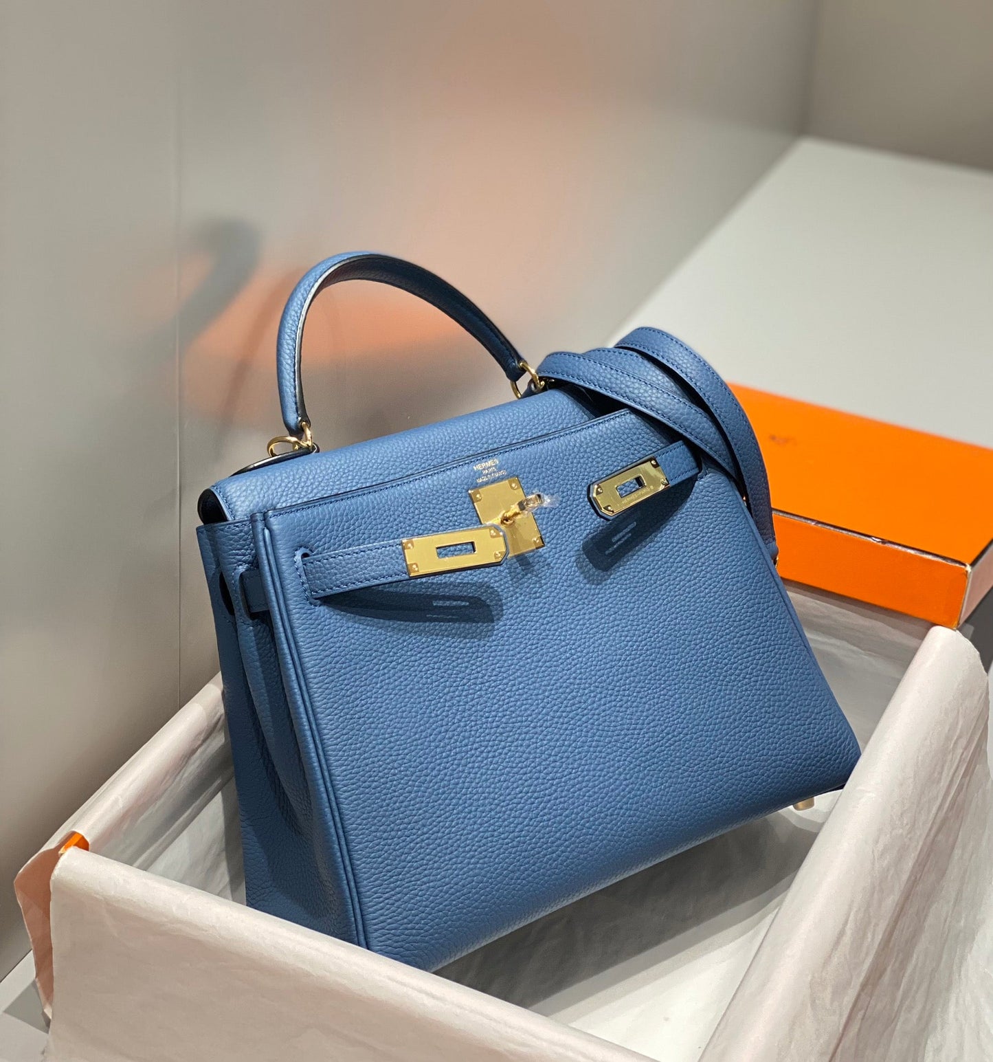 HM KELLY 28 CM AZUL TOGO HARDWARE DORADO