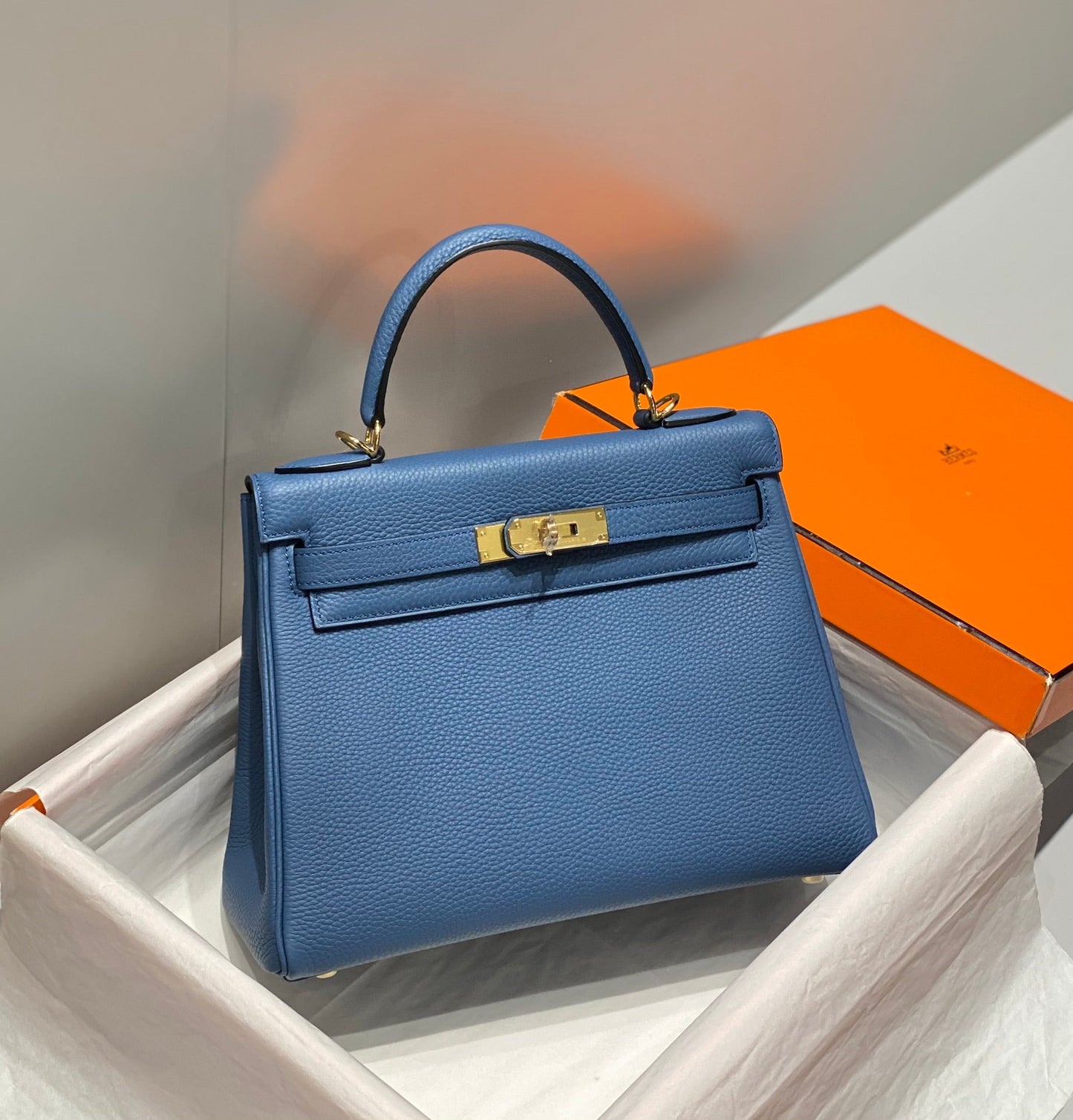 HM KELLY 28 CM AZUL TOGO HARDWARE DORADO