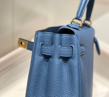 HM KELLY 28 CM AZUL TOGO HARDWARE DORADO