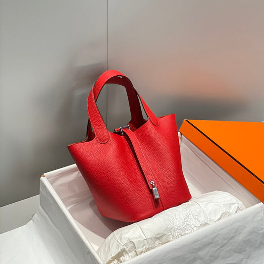 Cerradura picotin, cuero Togo rojo, herrajes plateados