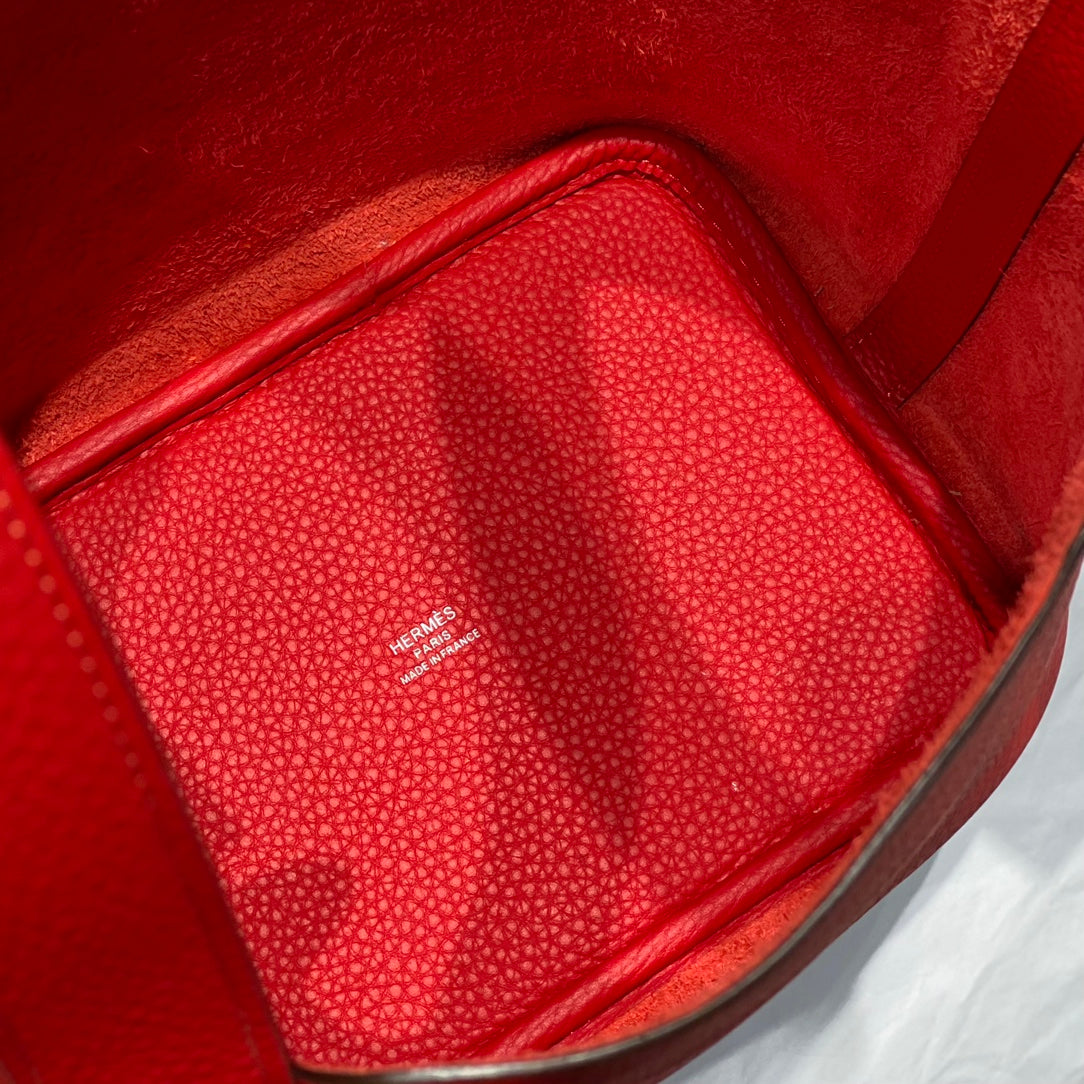 Cerradura picotin, cuero Togo rojo, herrajes plateados