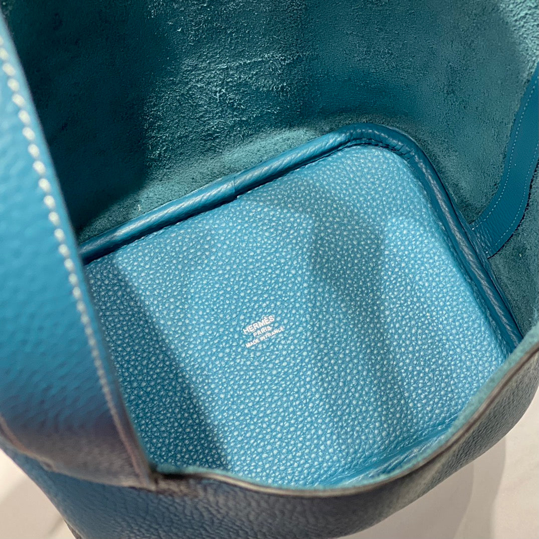 Cierre de picotina, jeans azules, cuero Togo, herrajes plateados