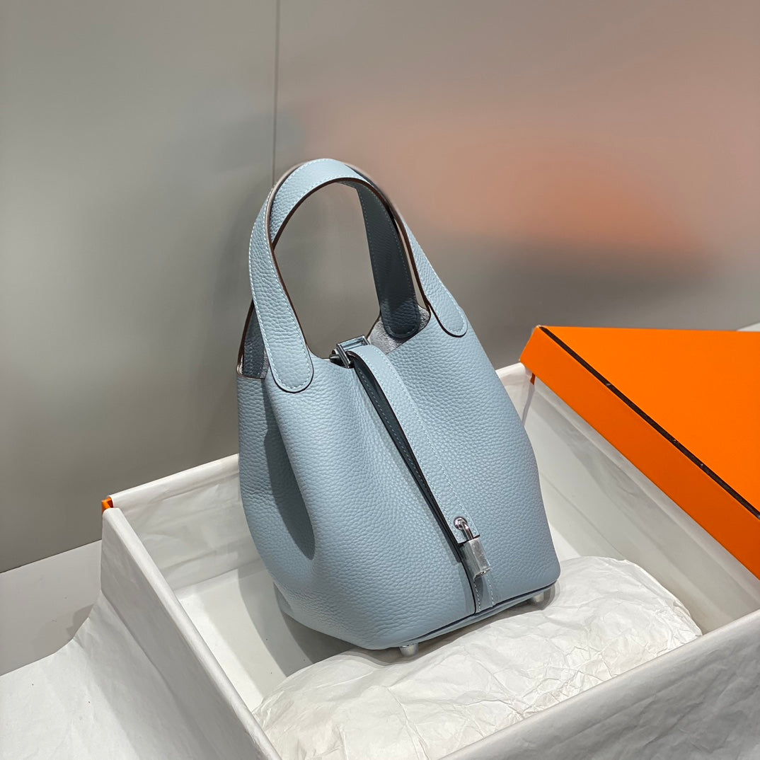 Cerradura de picotina azul cielo claro, cuero Togo, herrajes plateados
